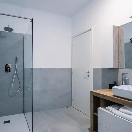 Flora Inn, Scotti's House - Due Passi In Centro 3* Bergamo