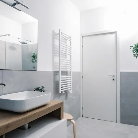 Flora Inn, Scotti's House - Due Passi In Centro Guest house