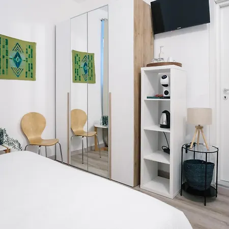 Flora Inn, Scotti's House - Due Passi In Centro 3*