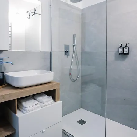 Flora Inn, Scotti's House - Due Passi In Centro Guest house 3*