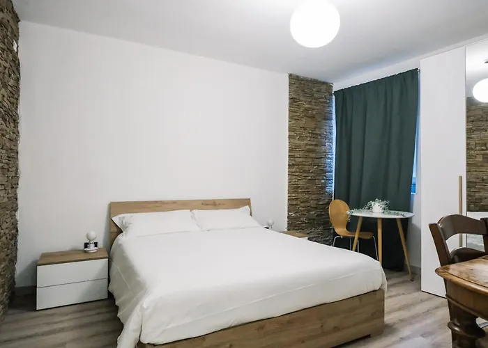 Pensjonat Flora Inn, Scotti's House - Due Passi In Centro 3*