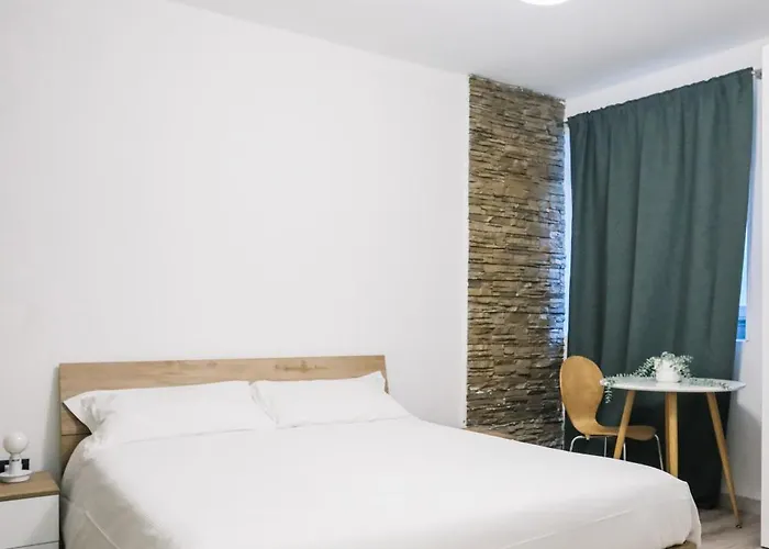 Pensjonat Flora Inn, Scotti's House - Due Passi In Centro 3*
